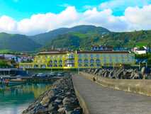 Vinha D´Areia Beach Hotel auf Sao Miguel, charmantes Strandhotel mit traumhaftem Meerblick und grüner Bergkulisse – perfekt für erholsame Ferien.