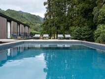 Landscape Furnas Boutique Hotel auf Sao Miguel, entspannter Poolbereich eingebettet in üppige Natur – ideal für erholsame Ferien mit picotours.