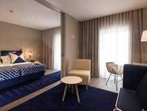 Casa Hintze Ribeiro Aparthotel auf Sao Miguel, stilvolles und modernes Apartment mit gemütlichem Wohn- und Schlafbereich für entspannte Urlaubstage.