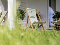 Solar Branco Eco Estate auf Sao Miguel, gemütliche Liegestühle auf der Terrasse umgeben von grüner Natur – perfekte Erholung in nachhaltiger Atmosphäre.
