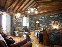 Adegas do Pico auf der Insel Pico – Gemütliches Wohnzimmer mit rustikalem Charme und natürlichem Licht.