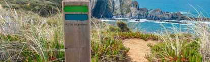 Ausblick auf der Wanderroute Rota Vicentina an der Westküste in Portugal mit der Steilküste im Blick.