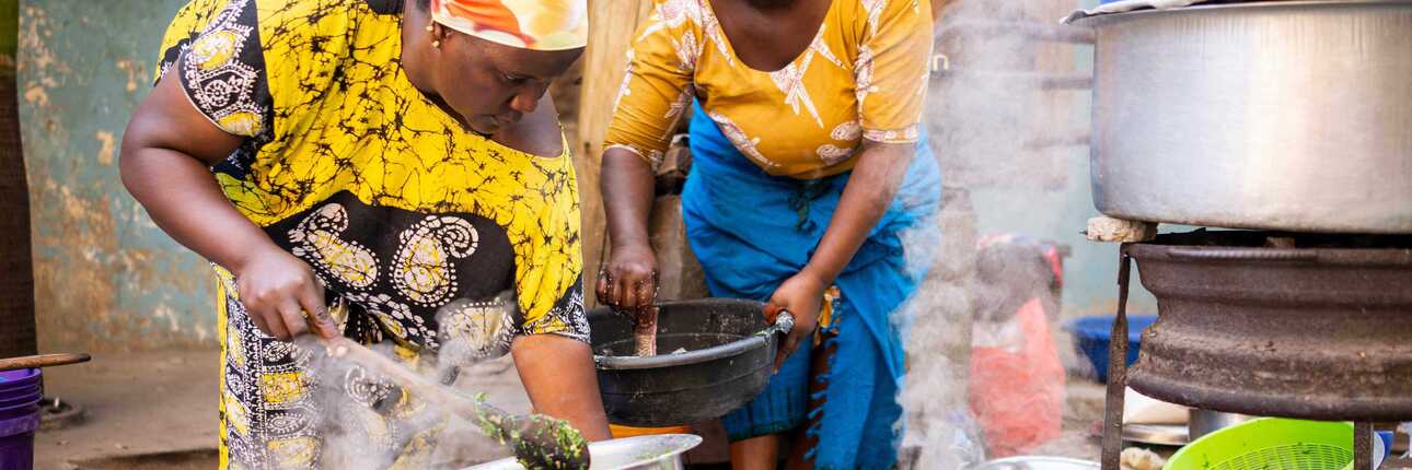 Zwei Frauen kochen auf dem Land: frische Zutaten, Lebensfreude und leckere Gewürze sind in jedem Cachupa.