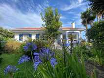 Quinta dos Bravos auf Sao Miguel, charmantes Landhaus mit farbenfrohem Blumengarten und entspannter Atmosphäre – perfekt für naturnahe Erholung bei picotours.