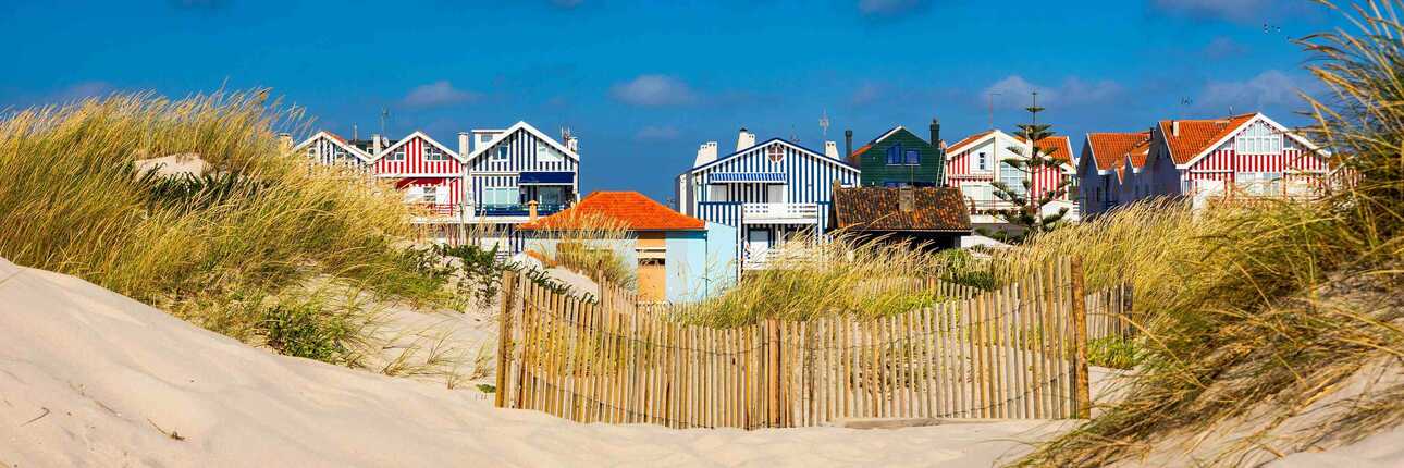 Blick auf bunte Häuser an der Küste von Aveiro