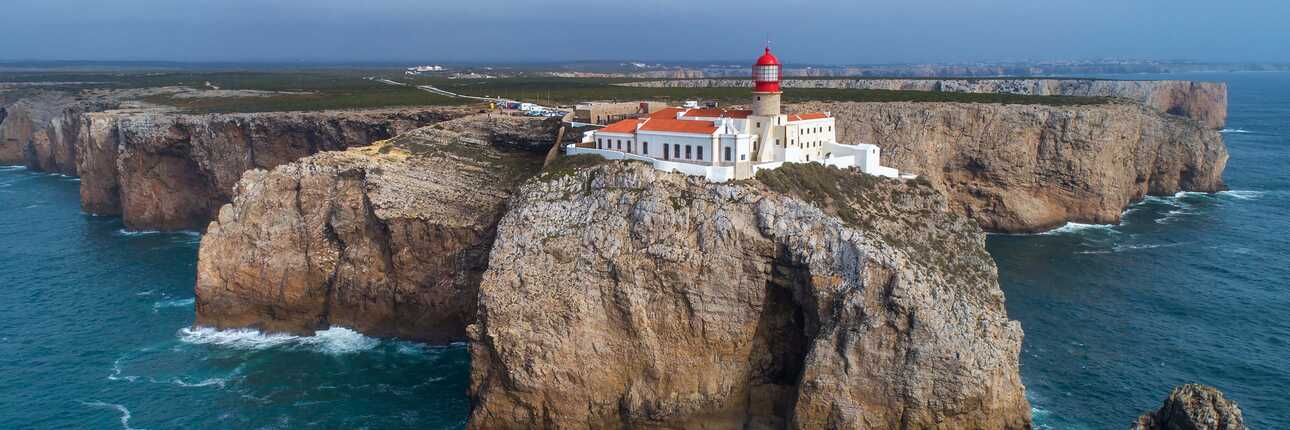 gewaltige Küstenlinie am Cabo Sao Vincente mit seinem Wahrzeichen dem Leuchtturm
