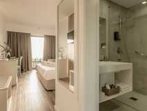 Caloura Hotel Resort auf Sao Miguel – Helles, modernes Zimmer mit großem Fenster und hochwertigem Bad, ideal für entspannte Urlaubstage.