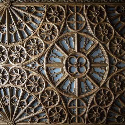 Verzierte Decke in der Bücherei Lello in Porto
