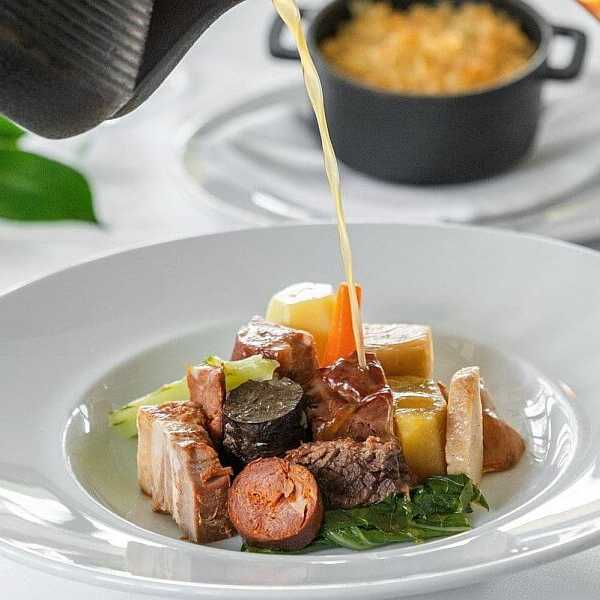 Cozido das Furnas, traditionelle Spezialität von São Miguel auf den Azoren, serviert als Gericht mit Fleisch, Gemüse und regionalen Zutaten.