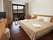 Hotel Graciosa auf Graciosa – helles, komfortables Zimmer mit Balkon und idyllischem Blick auf die Landschaft.