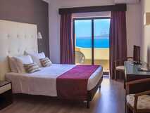 Hotel Horta auf Faial – Gemütliches Zimmer mit Balkon und herrlichem Meerblick für entspannte Urlaubstage.