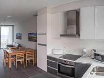 Whales Bay Hotel Apartamentos auf Sao Miguel, moderne und voll ausgestattete Apartments mit offenem Wohn- und Küchenbereich für komfortables Urlauben.