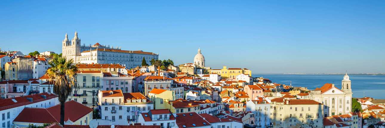 Blick über die bunten Häuser Lissabons