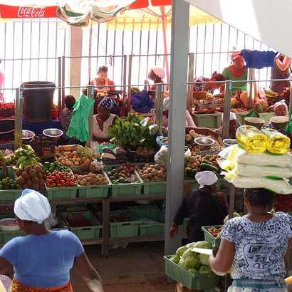 Farbenfroher Markt in Praia auf der Kapverden-Insel Santiago mit regionalem Obst und Gemüse.