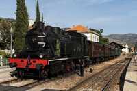 Eine Nostalgie-Eisenbahn fährt durch das Dourotal