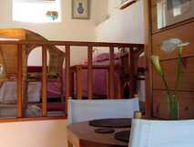 O Palheiro auf Flores, gemütlicher und traditioneller Rückzugsort mit warmem Holzakzent und entspannter Atmosphäre.