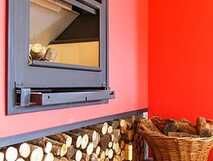 Patio Lodge auf Faial – Gemütliche Atmosphäre mit Kaminholz und einem Glas Wein für entspannte Abende.