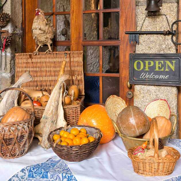 Tisch mit frischen Zutaten für portugisisches Essen