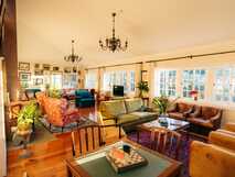 Stilvoll eingerichteter Salon mit gemütlichen Sitzgelegenheiten und viel Tageslicht im Villa Alto Boutique Hotel