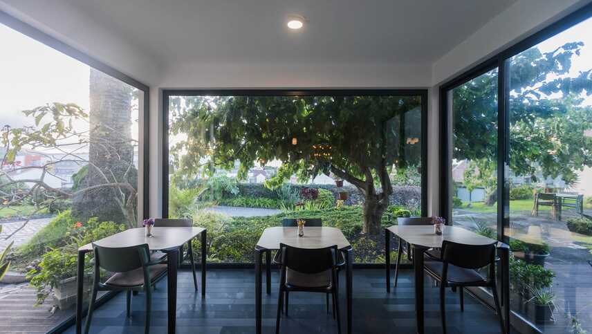 Volcanic-charming-house-wintergarten-gartenblick