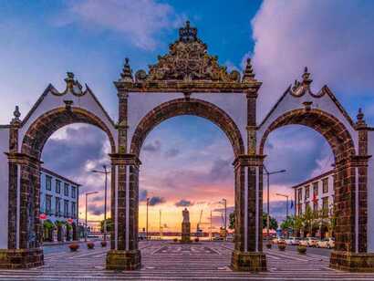 Sehenswürdigkeit im Sonnenuntergang: Die Portas da Cidade, das historische Stadttor, ist eines der Highlights von Porta Delgada, der Hauptstadt der Azoren Insel Sao Miguel.