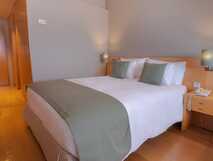 The Lince Hotel auf Sao Miguel – modernes und gemütliches Zimmer mit stilvoller Einrichtung für erholsame Nächte.