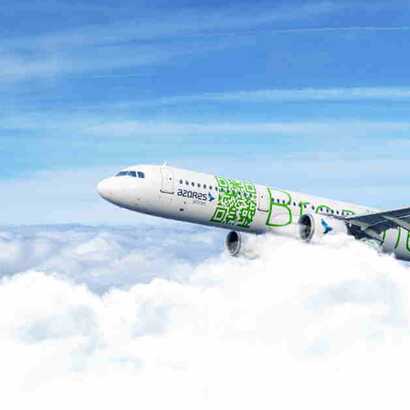 Flugzeug von Azores Airlines über den Wolken auf dem Weg zu den Azoren