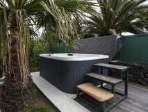 Quinta de Santa Barbara auf Sao Miguel, entspannender Whirlpool im tropischen Garten für erholsame Urlaubsmomente bei picotours.