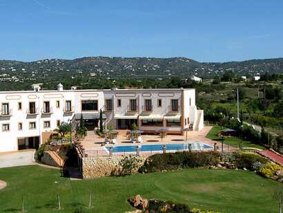 Das Landhotel Quinta dos Poetas überzeugt mit gemütlich eingerichteten Zimmern und Apartments