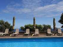 The Lince Nordeste Country & Nature Hotel auf Sao Miguel, einladender Poolbereich mit Liegestühlen und traumhaftem Ausblick auf die Natur und das Meer – perfekt für erholsame Tage.
