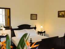 Gemütliches Hotelzimmer mit antikem Charme – Ihr Traumurlaub mit picotours.