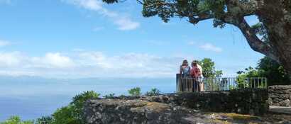 Aussichtsterrasse auf der Insel Pico mit Blick auf die Azoreninsel Sao Jorge