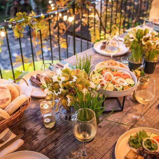 Rustikaler Tisch in einem Restaurant auf Madeira