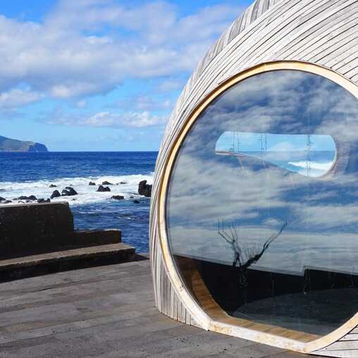 Die lengendäre Cella Bar auf der Insel Pico - außergewöhnlihce Architektur direkt am Meer