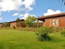 Quinta dos Curubas auf Sao Miguel, charmante Holzhäuser in grüner, idyllischer Landschaft – perfekter Rückzugsort für Naturliebhaber.