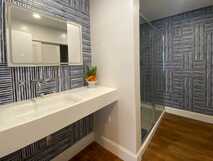 Quinta dos Bravos auf Sao Miguel – stilvolles Badezimmer mit modernem Design und edlen Fliesen, ideal für einen entspannten Aufenthalt.