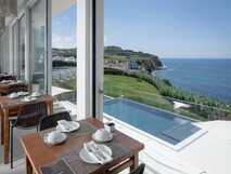 Sul Villas & Spa auf Sao Miguel, stilvolles Frühstück mit Meerblick und entspannter Atmosphäre direkt am Atlantik.