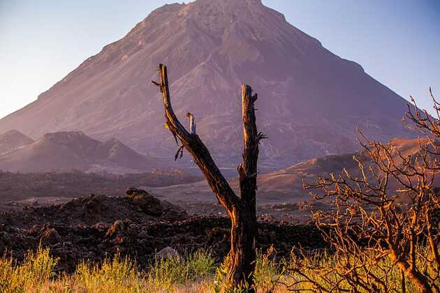 Majestätischer Blick auf den Vulkan Pico do Fogo, ein Natur-Highlight auf den Kapverden.