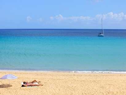 Fuer-sonnenanbeter-und-badenixen-der-strand-von-porto-santo