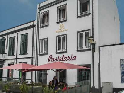 Hotel Horta Garden im traditionellen Stadthaus mit Pastelaria und Außenterrasse – zentral in der Altstadt von Horta gelegen