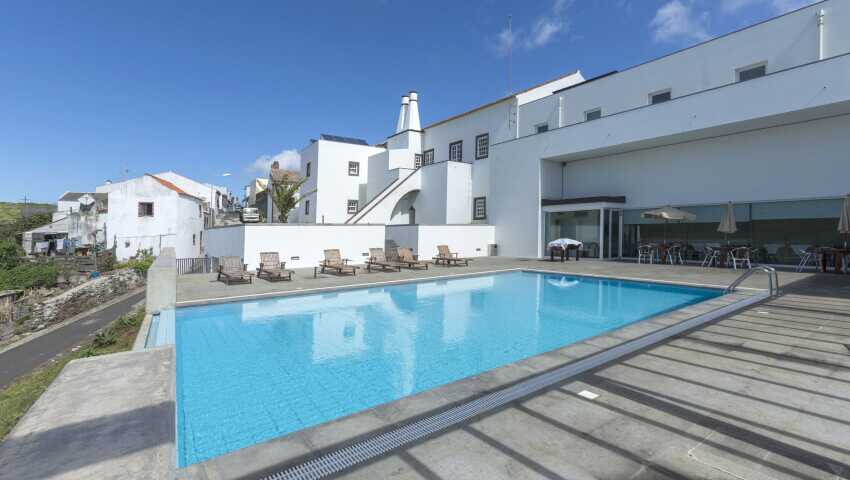 Jugendherberge-santa-maria-pool-terasse-azoren