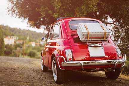 kleines rotes Auto mit Gepäck - genießen Sie Ihren Portugal Urlaub auf einer Rundreise