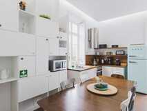 Casa da Cascata auf Sao Miguel, moderne und voll ausgestattete Küche mit viel Tageslicht für einen komfortablen Aufenthalt.