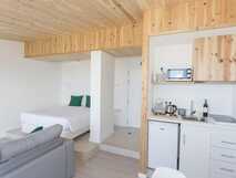 Modernes, gemütliches Studio mit Küchenzeile und komfortablem Doppelbett – ideal für entspannte Urlaubsaufenthalte mit picotours.