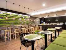 Neat Hotel Sao Miguel – Modernes, einladendes Frühstücksraum-Design mit grünen Akzenten und entspannter Atmosphäre.