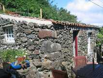 O Palheiro auf Flores – Charmantes Steinhaus mit idyllischem Gartenbereich.