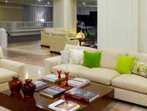 Pestana Bahia Praia Hotel auf Sao Miguel, elegante Lounge mit bequemen Sofas und stilvoller Einrichtung – perfekter Ort zum Entspannen bei picotours.