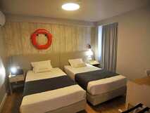 Komfortables Doppelzimmer mit maritimem Flair, perfekt für erholsame Nächte bei picotours.