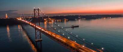 Eine der spektakulärsten Routen durch Portugal - mit dem Mietwagen über die Brücke des 25. April.