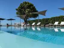Quinta da Abelheira auf Sao Miguel – moderner Pool mit Sonnenschirmen und Liegen, ideal zum Entspannen in stilvollem Ambiente.